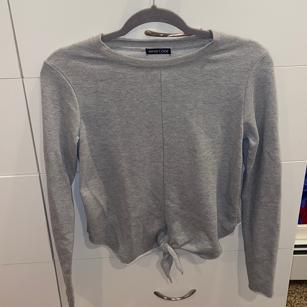 Grey sweater with trendy front tie